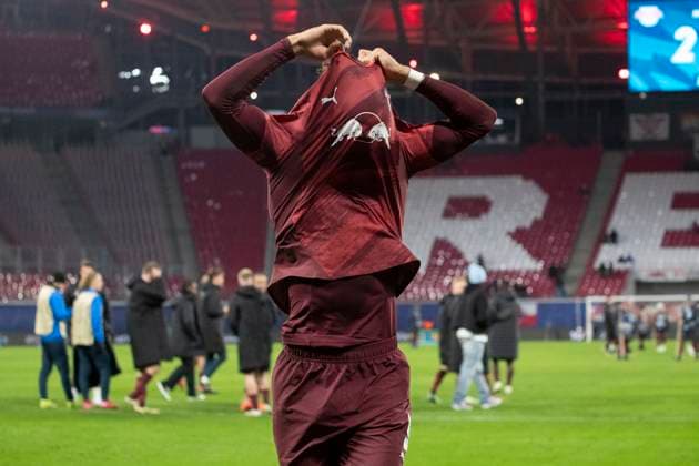 GER, Leipzig, RB Leipzig vs Sporting Lisbon, matchday 7 UEFA Champions League league phase in picture v l Yussuf Poulsen RB Leipzig 09 , gives away jersey after the final whistle 22 01 2025, UEFA REGULATES PROHIBIT ANY USE OF PHOTOGRAPHS AS IMAGE SEQUENCES AND OR QUASI VIDEO, Copyright: HMBxMedia PaulxFritz