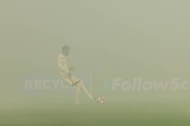 UEFA Champions League Feyenoord Rotterdam FC Bayern Munich 22 01 2025 Alphonso Davies FC Bayern Munich, 19 keeps warm in the fog UEFA Champions League Feyenoord Rotterdam FC Bayern Munich, Rotterdam, Stadion Feijenoord De Kuip on 22 01 2025 Copyright: xBEAUTIFULxSPORTS Wunderlx