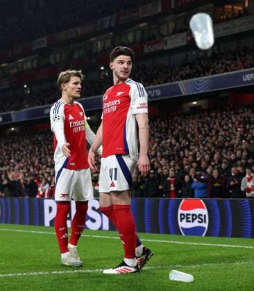 London, England, 22nd January 2025. Arsenal s Declan Rice looks on as he is pelted with objects during the UEFA Champions League match at the Emirates Stadium, London. Picture credit should read: David Klein Sportimage EDITORIAL USE ONLY. No use with unauthorised audio, video, data, fixture lists, club league logos or live services. Online in-match use limited to 120 images, no video emulation. No use in betting, games or single club league player publications. SPI_004_DK_Arsneal_Zagreb SPI-3614-0004