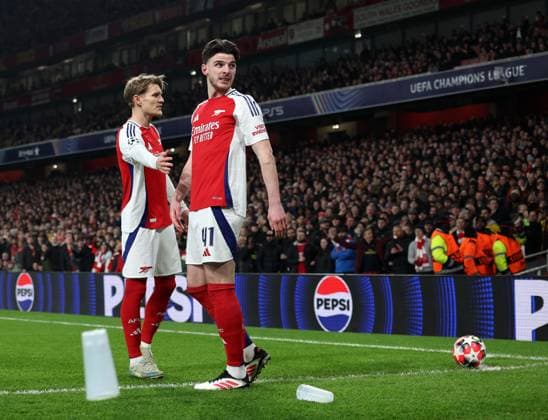 London, England, 22nd January 2025. Arsenal s Declan Rice looks on as he is pelted with objects during the UEFA Champions League match at the Emirates Stadium, London. Picture credit should read: David Klein Sportimage EDITORIAL USE ONLY. No use with unauthorised audio, video, data, fixture lists, club league logos or live services. Online in-match use limited to 120 images, no video emulation. No use in betting, games or single club league player publications. SPI_005_DK_Arsneal_Zagreb SPI-3614-0005