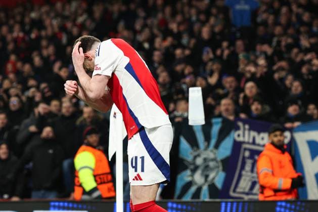 Arsenal gegen Dinamo Zagreb 22. Januar 2025, London Champions League Fußball Arsenal gegen GNK Dinamo Zagreb Declan Rice von Arsenal weicht Gegenständen aus, die von Zagreber Fans auf ihn geworfen werden Foto Charlotte Wilson Offside London UK  Copyright: xCharlottexWilsonx xOffsidexOffside