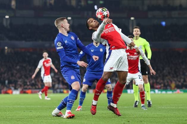 Arsenal gegen Dinamo Zagreb 22. Januar 2025, London Champions League Fußball Arsenal gegen GNK Dinamo Zagreb Jurrien Timber von Arsenal kontrolliert den Ball Foto Charlotte Wilson Abseits London UK  Copyright: xCharlottexWilsonx xOffsidexOffside