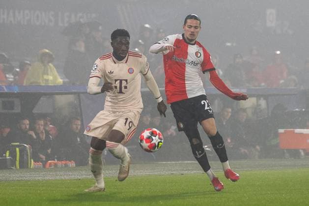 22 01 2025, Soccer UEFA Champions League, Season 2024 2025, Matchday 07, Feyenoord Rotterdam FC Bayern Muenchen at Stadion DE KUIP in Rotterdam duel between Alphonso Davies FC Bayern Muenchen, 19 and Anis Hadj Moussa Feyenoord Rotterdam, 23 Photo Kirchner Media TH Copyright: xKirchner-Media THx