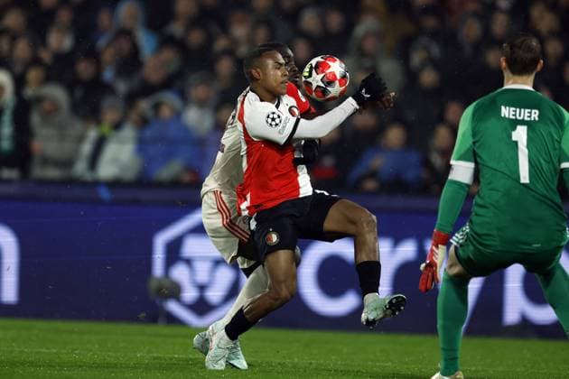 ROTTERDAM - (l-r) Dayot Upamecano of Bayern Munich, Igor Paixao of Feyenoord, Bayern Munich goalkeeper Manuel Neuer during the UEFA Champions League match between Feyenoord and FC Bayern Munich at Feyenoord Stadium de Kuip on Jan. 22, 2025 in Rotterdam, Netherlands. ANP ROBIN VAN LONKHUIJSEN UEFA Champions League 2024 25 League phase 7 2024 25 xVIxANPxSportx xxANPxIVx 518098522 originalFilename: 518098522.jpg