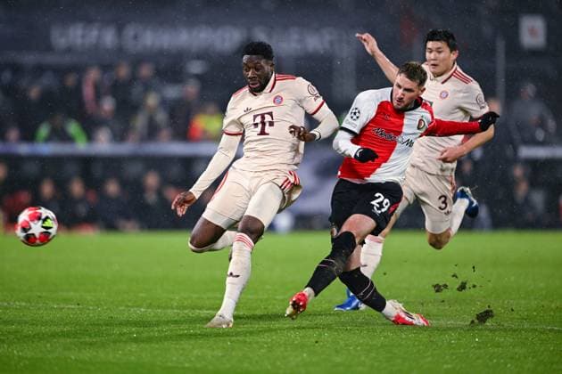 22 01 2025, Football UEFA Champions League 2024 2025, Matchday 7, Feyenoord Rotterdam FC Bayern München, im De Kuip, Alphonso Davies FC Bayern München l , Santiago Gimenez Feyenoord Rotterdam scores the goal to make it 1 0 DFL and DFB regulations prohibit any use of photographs as image sequences and or quasi video
