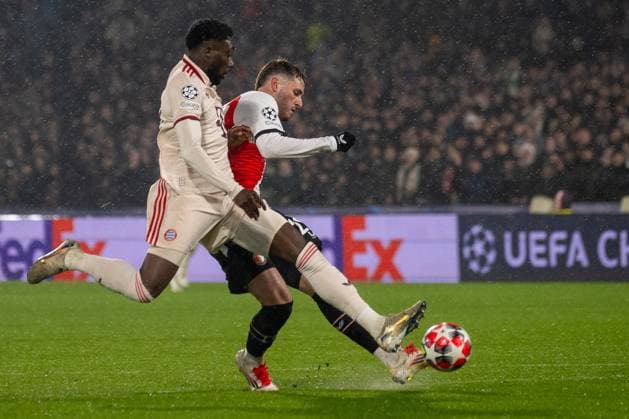 22 01 2025, Football UEFA Champions League, Season 2024 2025, Matchday 07, Feyenoord Rotterdam FC Bayern Muenchen at Stadion DE KUIP in Rotterdam Alphonso Davies FC Bayern Muenchen, 19 cant stop Santiago Gimenez Feyenoord Rotterdam, 29 from scoring 1 0 Photo Kirchner Media TH Copyright: xKirchner-Media THx