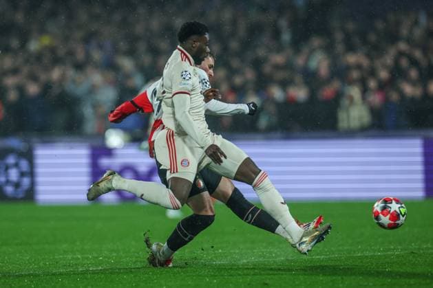 22 01 2025, Football, Season 2024 2025, Champions League, Matchday 7, Feyenoord Rotterdam FC Bayern Munich, Santiago Gimenez Feyenoord Rotterdam scores next to Alphonso Davies FC Bayern Munich to make it 1 - 0 Rotterdam Staion Feijenoord Netherlands xRHR PHOTO TRx Copyright: TimxRehbein RHR-FOTOx RHR-FOTO TR