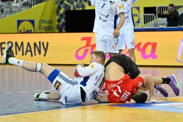 Sport Bilder des Tages Croatia, Zagreb, 220125. Arena Zagreb. IHF World Handball Championship 2025 - Croatia Denmark Norway. 1st round match of group IV in the main round, Egypt - Iceland. In the photo: Ymir Orn Gislason, Yasser Seif Abdelwahed. Photo: Damir Krajac CROPIX Zagreb Croatia Copyright: xxDamirxKrajacx xCROPIXx egipat_island21-220125