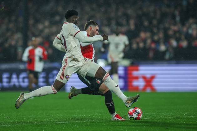 22 01 2025, Football, Season 2024 2025, Champions League, Matchday 7, Feyenoord Rotterdam FC Bayern Munich, Santiago Gimenez Feyenoord Rotterdam scores next to Alphonso Davies FC Bayern Munich to make it 1 - 0 Rotterdam Staion Feijenoord Netherlands xRHR PHOTO TRx Copyright: TimxRehbein RHR-FOTOx RHR-FOTO TR