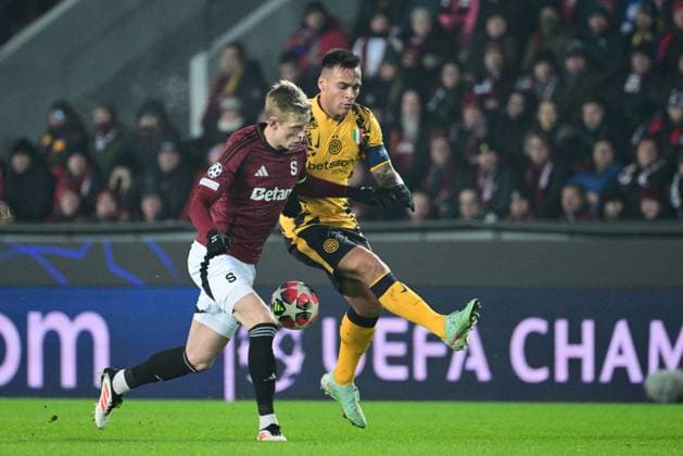 From left Filip Panak of Sparta and Lautaro Martinez of Inter in action during the Football Champions League 7th round match: Sparta Prague vs Inter Milan in Prague, Czech Republic, January 22, 2025. (CTKxPhoto MichalxKamaryt) CTKPhotoP2025012208599  CTKPhotoP2025012208599