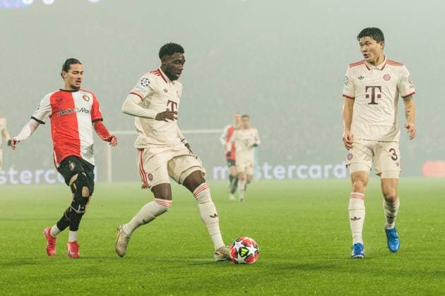 UEFA Champions League Feyenoord Rotterdam FC Bayern Munich 22 01 2025 Alphonso Davies FC Bayern Munich, 19 on the ball UEFA Champions League Feyenoord Rotterdam FC Bayern Munich, Rotterdam, Stadion Feijenoord De Kuip on 22 01 2025 Copyright: xBEAUTIFULxSPORTS Wunderlx