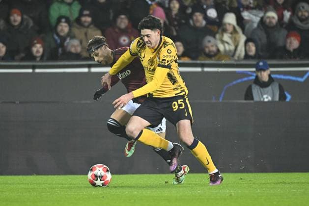From left Veljko Birmancevic of Sparta and Alessandro Bastoni of Inter Milan in action during the Football Champions League 7th round match: Sparta Prague vs Inter Milan in Prague, Czech Republic, January 22, 2025. (CTKxPhoto KaterinaxSulova) CTKPhotoP2025012208707  CTKPhotoP2025012208707