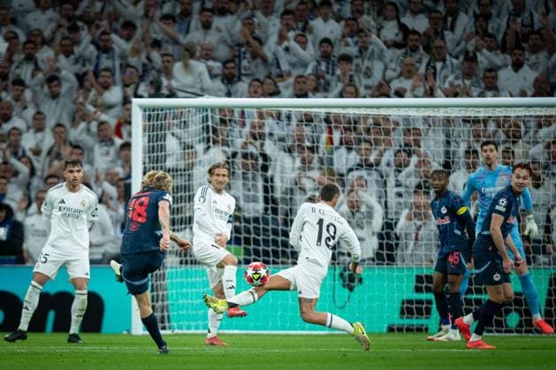 SOCCER - UEFA CL, Madrid vs RBS MADRID,SPAIN,22.JAN.25 - SOCCER - UEFA Champions League, Real Madrid CF vs Red Bull Salzburg. Image shows Mads Bidstrup (RBS), Luka Modric and Dani Ceballos (Madrid).  GEPAxpictures xFelipexMondino