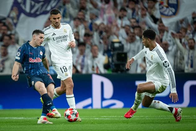 SOCCER - UEFA CL, Madrid vs RBS MADRID,SPAIN,22.JAN.25 - SOCCER - UEFA Champions League, Real Madrid CF vs Red Bull Salzburg. Image shows Oscar Gloukh (RBS), Dani Ceballos and Jude Bellingham (Madrid) .  GEPAxpictures xFelipexMondino
