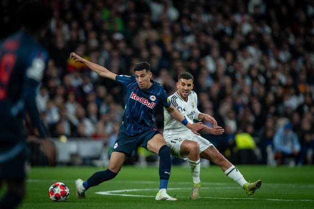 SOCCER - UEFA CL, Madrid vs RBS MADRID,SPAIN,22.JAN.25 - SOCCER - UEFA Champions League, Real Madrid CF vs Red Bull Salzburg. Image shows Adam Daghim (RBS) and Dani Ceballos (Madrid).  GEPAxpictures xFelipexMondino