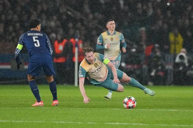 Kevin De Bruyne of Manchester City is tackled by Marquinhos of PSG Paris Saint-Germain v Manchester City, UEFA Champions League, Group Stage, Football, Parc des Princes, Paris, France - 22 Jan 2025 EDITORIAL USE ONLY No use with unauthorised audio, video, data, fixture lists, club league logos or live services. Online in-match use limited to 120 images, no video emulation. No use in betting, games or single club league player publications. Copyright: xDavexWinter Shutterstockx 15108890o