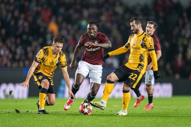 Henrikh Mkhitaryan and Benjamin Pavard in a battle for the ball with Victor Olatunji during UEFA Champions league match, AC Sparta Prague - Inter Milan , 22. january 2025, Epet Arena, Prague, Czech republic Copyright: xMICHALxFAJT,ZOSPORTU.SKx FAJ_9729