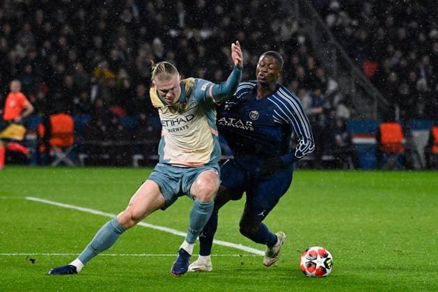 FOOTBALL : PSG vs Manchester City - Ligue des Champions - 22 01 2025 Erling Haaland ( 9 - Manchester City ) aTAVARES Nuno MENDES ( 25 - PSG ) during the UEFA Champions League match between Paris Saint Germain and Manchester City at Parc Des Princes on January 22, 2025 in Paris, France. ( Photo by Dante Badano PsnewZ ) - ParisFrance  Copyright: xDantexBadanox