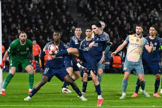 FOOTBALL : PSG vs Manchester City - Ligue des Champions - 22 01 2025 Kevin De Bruyne ( 17 - Manchester City ) during the UEFA Champions League match between Paris Saint Germain and Manchester City at Parc Des Princes on January 22, 2025 in Paris, France. ( Photo by Dante Badano PsnewZ ) - ParisFrance  Copyright: xDantexBadanox