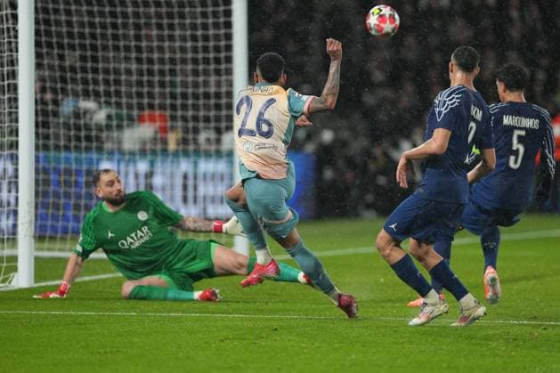 Savinho of Manchester City sees his shot saved by Gianluigi Donnarumma of PSG Paris Saint-Germain v Manchester City, UEFA Champions League, Group Stage, Football, Parc des Princes, Paris, France - 22 Jan 2025 EDITORIAL USE ONLY No use with unauthorised audio, video, data, fixture lists, club league logos or live services. Online in-match use limited to 120 images, no video emulation. No use in betting, games or single club league player publications. Copyright: xDavexWinter Shutterstockx 15108890v