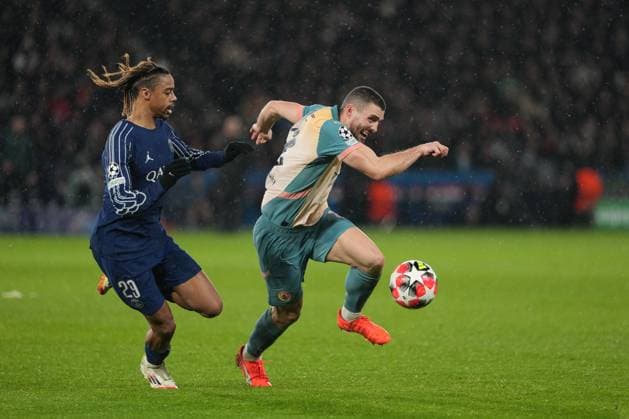 Mateo Kovacic of Manchester City and Bradley Barcola of PSG Paris Saint-Germain v Manchester City, UEFA Champions League, Group Stage, Football, Parc des Princes, Paris, France - 22 Jan 2025 EDITORIAL USE ONLY No use with unauthorised audio, video, data, fixture lists, club league logos or live services. Online in-match use limited to 120 images, no video emulation. No use in betting, games or single club league player publications. Copyright: xDavexWinter Shutterstockx 15108890w