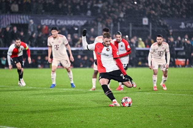 22.01.2025, Fussball UEFA Champions League 2024 2025, 7.Spieltag, Feyenoord Rotterdam - FC Bayern München, im De Kuip, Santiago Gimenez (Feyenoord Rotterdam) erzielt das Tor zum 2:0 per Elfmeter, ***DFL and DFB regulations prohibit any use of photographs as image sequences and or quasi-video.***