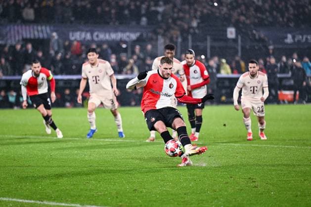 22.01.2025, Fussball UEFA Champions League 2024 2025, 7.Spieltag, Feyenoord Rotterdam - FC Bayern München, im De Kuip, Santiago Gimenez (Feyenoord Rotterdam) erzielt das Tor zum 2:0 per Elfmeter, ***DFL and DFB regulations prohibit any use of photographs as image sequences and or quasi-video.***