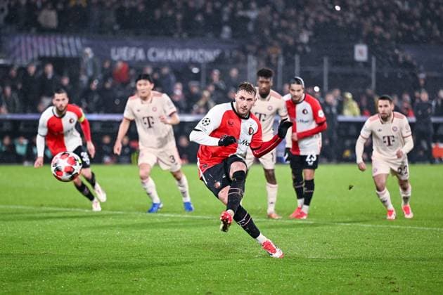 22.01.2025, Fussball UEFA Champions League 2024 2025, 7.Spieltag, Feyenoord Rotterdam - FC Bayern München, im De Kuip, Santiago Gimenez (Feyenoord Rotterdam) erzielt das Tor zum 2:0 per Elfmeter, ***DFL and DFB regulations prohibit any use of photographs as image sequences and or quasi-video.***