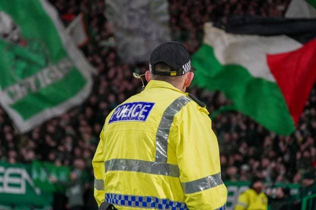 Football UEFA Champions League 2024 2025, matchday 7 Celtic Glasgow vs Young Boys Bern YB Celtic Park Glasgow, Scotland Police officer in front of the fan block of Celtic fans waving a Palestine flag, among others Copyright: xJOERANxSTEINSIEKx