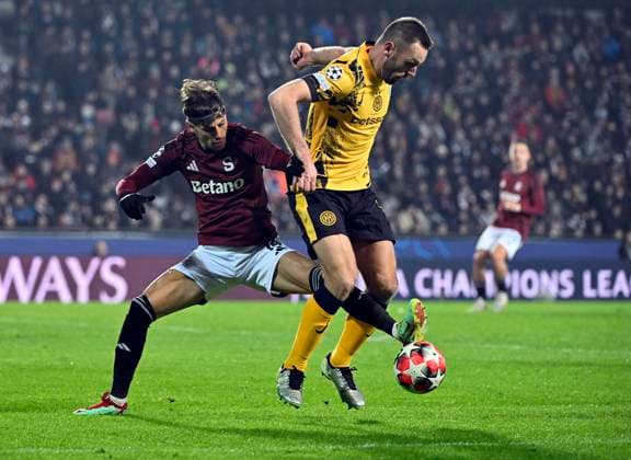 From left Veljko Birmancevic of Sparta and Stefan De Vrij of Inter in action during the Football Champions League 7th round match: Sparta Prague vs Inter Milan in Prague, Czech Republic, January 22, 2025. (CTKxPhoto KaterinaxSulova) CTKPhotoP2025012208945  CTKPhotoP2025012208945