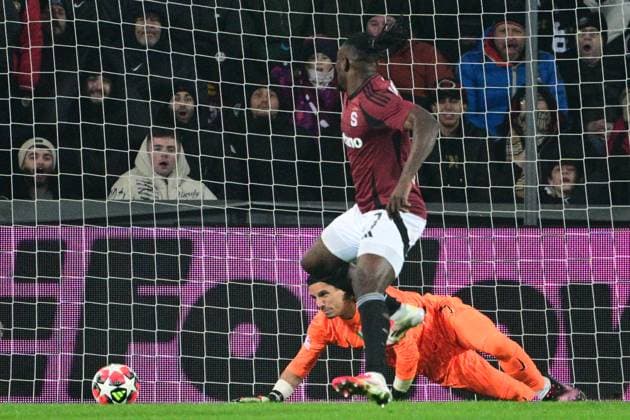 From left Victor Olatunji of Sparta and Yann Sommer of Inter in action during the Football Champions League 7th round match: Sparta Prague vs Inter Milan in Prague, Czech Republic, January 22, 2025. (CTKxPhoto MichalxKamaryt) CTKPhotoP2025012208991  CTKPhotoP2025012208991