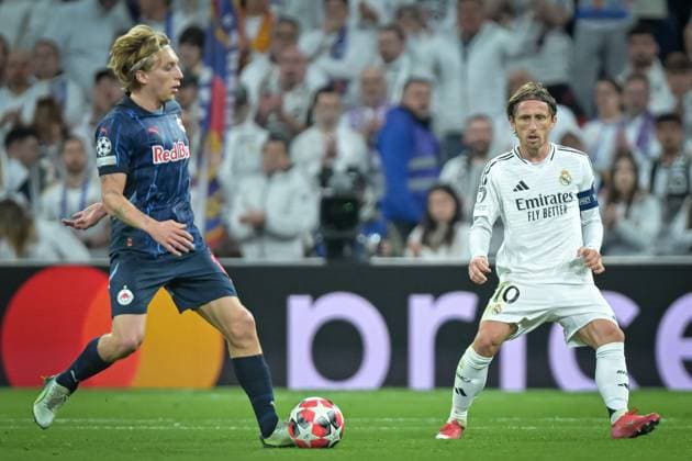 SOCCER - UEFA CL, Madrid vs RBS MADRID,SPAIN,22.JAN.25 - SOCCER - UEFA Champions League, Real Madrid CF vs Red Bull Salzburg. Image shows Mads Bidstrup (RBS) and Luka Modric (Madrid).  GEPAxpictures xFelipexMondino