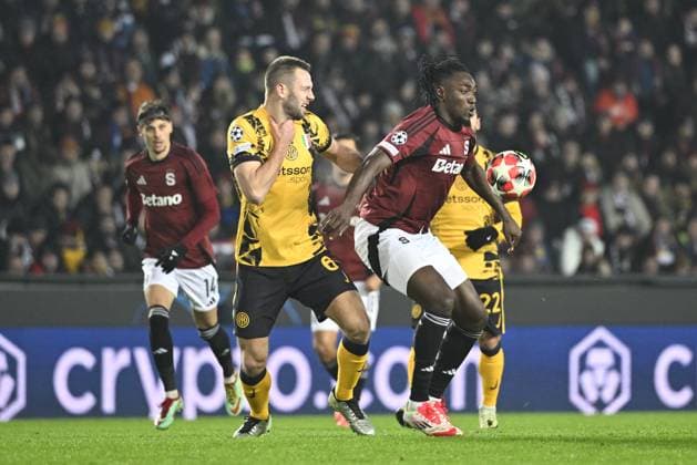 From left Stefan De Vrij of Inter and Victor Olatunji of Sparta in action during the Football Champions League 7th round match: Sparta Prague vs Inter Milan in Prague, Czech Republic, January 22, 2025. (CTKxPhoto KaterinaxSulova) CTKPhotoP2025012209045  CTKPhotoP2025012209045