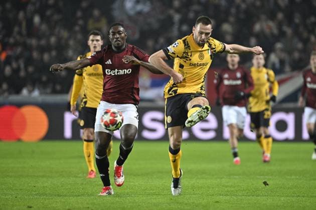 From right Stefan De Vrij of Inter and Victor Olatunji of Sparta in action during the Football Champions League 7th round match: Sparta Prague vs Inter Milan in Prague, Czech Republic, January 22, 2025. (CTKxPhoto KaterinaxSulova) CTKPhotoP2025012209051  CTKPhotoP2025012209051