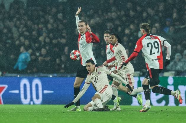 Sport, Football, UEFA Champions League Season 2024 2025 League Phase 7 Matchday Feyenoord Rotterdam FC Bayern Munich 22 01 2025, Stadion Feijenoord De Kuip Jamal Musiala FC Bayern Munich, 42 Santiago Gimenez Feyenoord Rotterdam, 29 Rotterdam Stadion Feijenoord De Kuip Netherlands