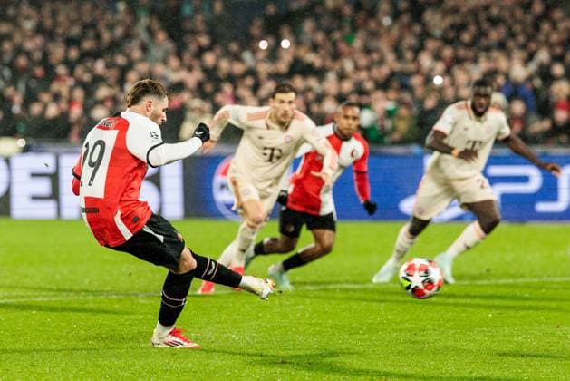 UEFA Champions League Feyenoord Rotterdam FC Bayern Munich 22 01 2025 Santiago Gimenez Feyenoord Rotterdam, 29 scores the penalty to make it 2 0 UEFA Champions League Feyenoord Rotterdam FC Bayern Munich, Rotterdam, Stadion Feijenoord De Kuip on 22 01 2025 Copyright: xBEAUTIFULxSPORTS Wunderlx