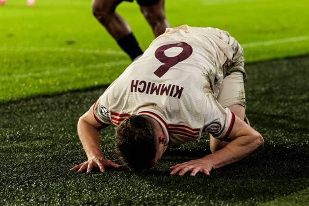 UEFA Champions League: Feyenoord Rotterdam - FC Bayern München; 22.01.2025 Joshua Kimmich (FC Bayern München, 6) brüllt frustriert in den Rasen UEFA Champions League: Feyenoord Rotterdam - FC Bayern München, Rotterdam, Stadion Feijenoord De Kuip am 22.01.2025 Copyright: xBEAUTIFULxSPORTS Wunderlx
