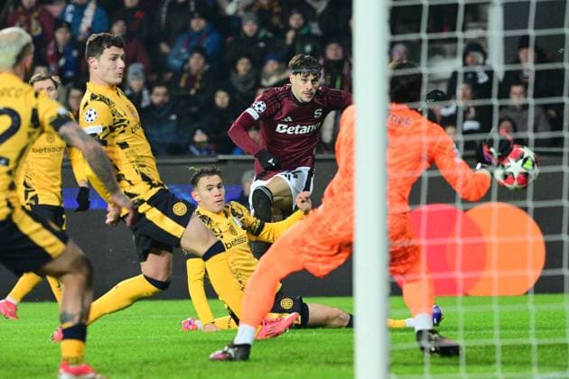 Veljko Birmancevic of Sparta (2nd right), Yann Sommer, goalie of Inter (right) in action during the Football Champions League 7th round match: Sparta Prague vs Inter Milan in Prague, Czech Republic, January 22, 2025. (CTKxPhoto MichalxKamaryt) CTKPhotoP2025012209178  CTKPhotoP2025012209178