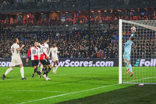 22 01 2025, Football, Season 2024 2025, Champions League, Matchday 7, Feyenoord Rotterdam FC Bayern Munich, Goalkeeper Justin Bijlow Feyenoord Rotterdam holds Jamal Musialas header FC Bayern Munich Rotterdam Staion Feijenoord Netherlands xRHR PHOTO TRx Copyright: TimxRehbein RHR-FOTOx RHR-FOTO TR
