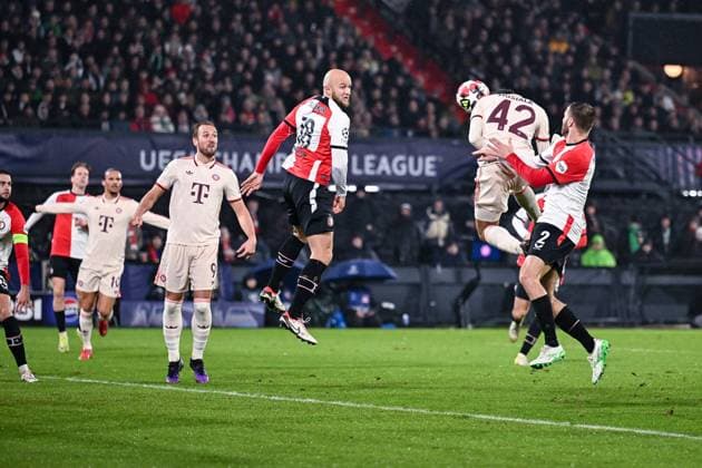 22 01 2025, Football UEFA Champions League 2024 2025, Matchday 7, Feyenoord Rotterdam FC Bayern München, im De Kuip, Header chance Jamal Musiala FC Bayern München DFL and DFB regulations prohibit any use of photographs as image sequences and or quasi video