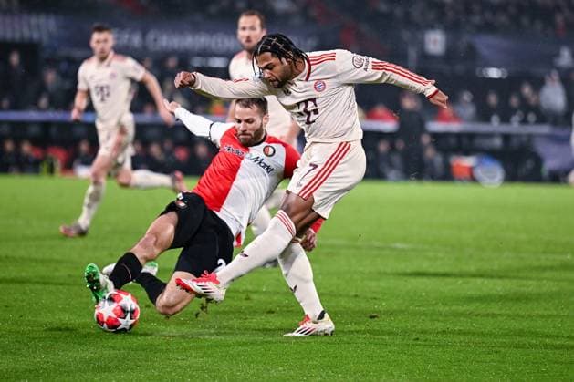 22 01 2025, Football UEFA Champions League 2024 2025, Matchday 7, Feyenoord Rotterdam FC Bayern München, im De Kuip, Bart Nieuwkoop Feyenoord Rotterdam , Serge Gnabry FC Bayern München DFL and DFB regulations prohibit any use of photographs as image sequences and or quasi video
