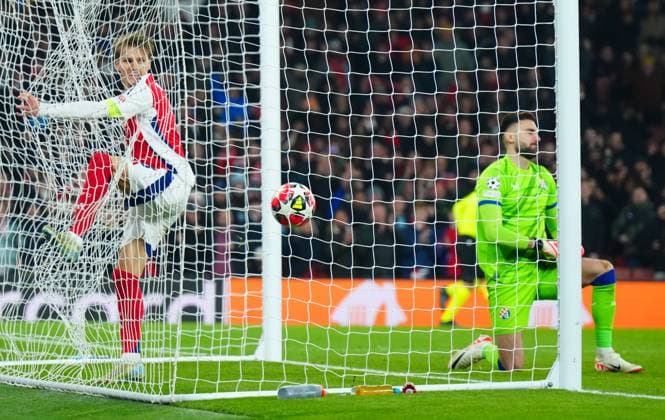 Sport Bilder des Tages Martin Odegaard of Arsenal celebrates scoring a goal after making it 3-0 Arsenal v Dinamo Zagreb, UEFA Champions League, Group Stage, Football, Emirates Stadium, London, UK - 22 Jan 2025 EDITORIAL USE ONLY No use with unauthorised audio, video, data, fixture lists, club league logos or live services. Online in-match use limited to 120 images, no video emulation. No use in betting, games or single club league player publications. Copyright: xJavierxGarcia Shutterstockx 15108893u