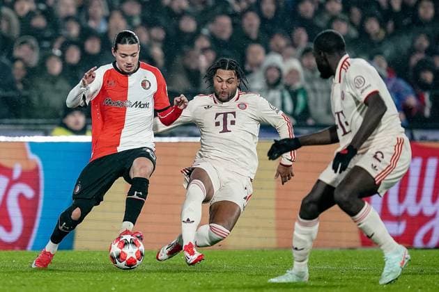 ROTTERDAM, 22-01-2025, Stadium Feijenoord de Kuip, season 2024 2025 , Uefa Champions League. Match between Feyenoord - Bayern Munchen Feyenoord player Anis Hadj-Moussa vs Bayern Munchen player Michael Olise Feyenoord - Bayern Munchen  x27515053x Copyright: