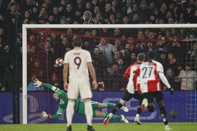 ROTTERDAM - (l-r) Bayern Munich goalkeeper Manuel Neuer, Santiago Gimenez of Feyenoord scores 2-0 during the UEFA Champions League match between Feyenoord and FC Bayern Munich at Feyenoord Stadium de Kuip on Jan. 22, 2025 in Rotterdam, Netherlands. ANP MAURICE VAN STEEN UEFA Champions League 2024 25 League phase 7 2024 25 xVIxANPxSportx xxANPxIVx 518100823 originalFilename: 518100823.jpg