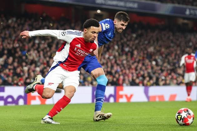 Arsenal gegen Dinamo Zagreb 22. Januar 2025, London Champions League Fußball Arsenal gegen GNK Dinamo Zagreb Ethan Nwaneri von Arsenal und Raul Torrente von Dinamo Zagreb Foto Charlotte Wilson Abseits London UK  Copyright: xCharlottexWilsonx xOffsidexOffside
