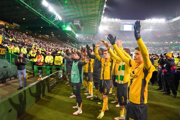 Football UEFA Champions League 2024 2025, Matchday 7 Celtic Glasgow vs Young Boys Bern YB Celtic Park Glasgow, Scotland YB team thanks the numerous fans from Switzerland after the match Players in front of the guest block Copyright: xJOERANxSTEINSIEKx