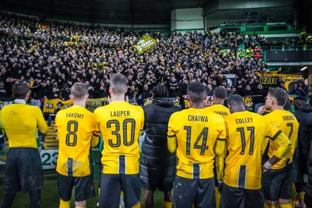 Football UEFA Champions League 2024 2025, Matchday 7 Celtic Glasgow vs Young Boys Bern YB Celtic Park Glasgow, Scotland YB team thanks the numerous fans from Switzerland after the match Players in front of the guest block Copyright: xJOERANxSTEINSIEKx