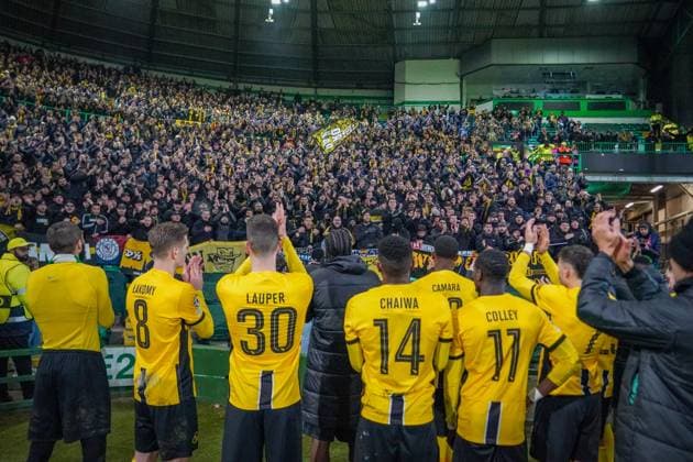 Football UEFA Champions League 2024 2025, Matchday 7 Celtic Glasgow vs Young Boys Bern YB Celtic Park Glasgow, Scotland YB team thanks the numerous fans from Switzerland after the match Players in front of the guest block Copyright: xJOERANxSTEINSIEKx