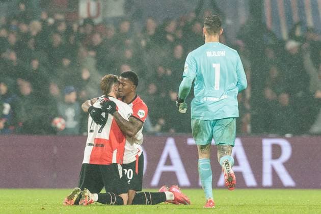UEFA Champions League Feyenoord Rotterdam FC Bayern Munich 22 01 2025 Santiago Gimenez Feyenoord Rotterdam, 29 and Jeyland Mitchell Feyenoord Rotterdam, 20 embrace after the 3 0 UEFA Champions League Feyenoord Rotterdam FC Bayern Munich, Rotterdam, Stadion Feijenoord De Kuip on 22 01 2025 Copyright: xBEAUTIFULxSPORTS Wunderlx