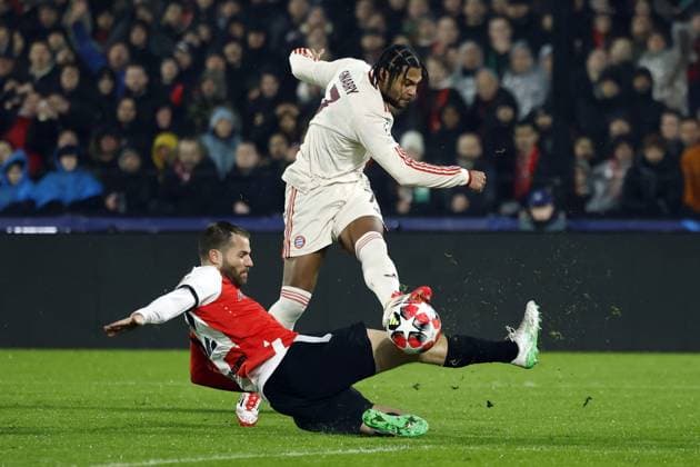 ROTTERDAM - (l-r) Bart Nieuwkoop of Feyenoord, Serge Gnabry of Bayern Munich during the UEFA Champions League match between Feyenoord and FC Bayern Munich at Feyenoord Stadion de Kuip on Jan. 22, 2025 in Rotterdam, Netherlands. ANP ROBIN VAN LONKHUIJSEN UEFA Champions League 2024 25 League phase 7 2024 25 xVIxANPxSportx xxANPxIVx 518103379 originalFilename: 518103379.jpg